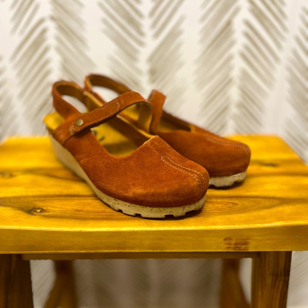 OTBT rust women’s wedge clog. Size 6. NWOT.